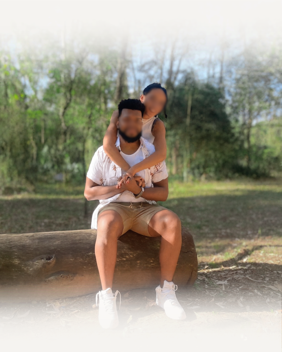 Ana abraçando Lucas sentado em um tronco