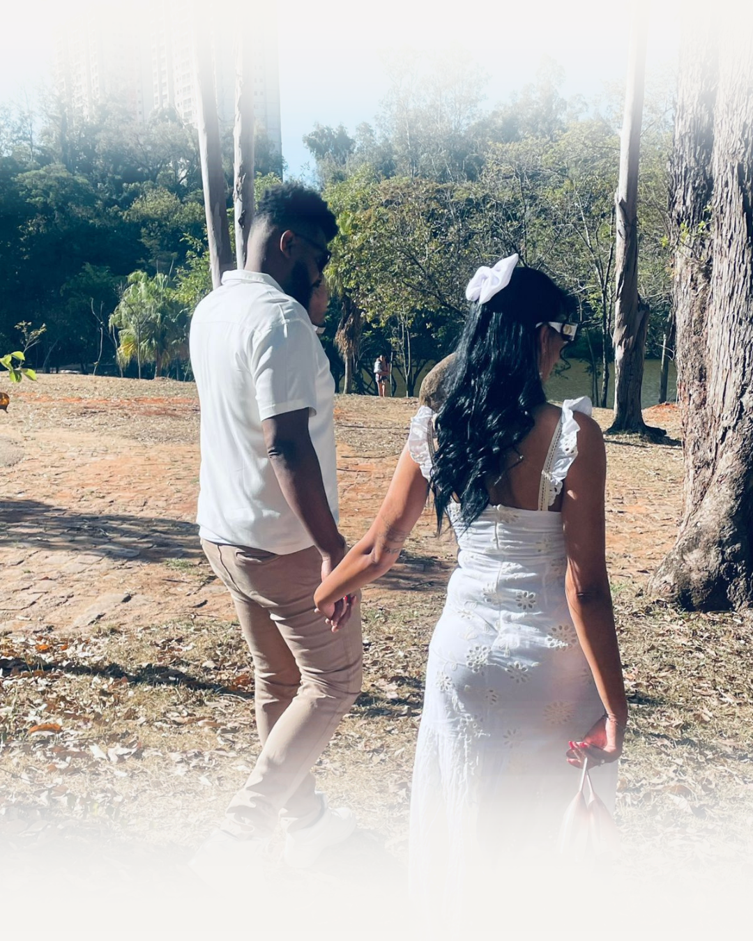 Ana e Lucas caminhando de mãos dadas